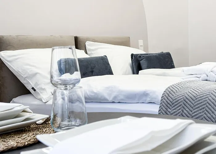 1 Bdr - Noble, In Vienna's Center *